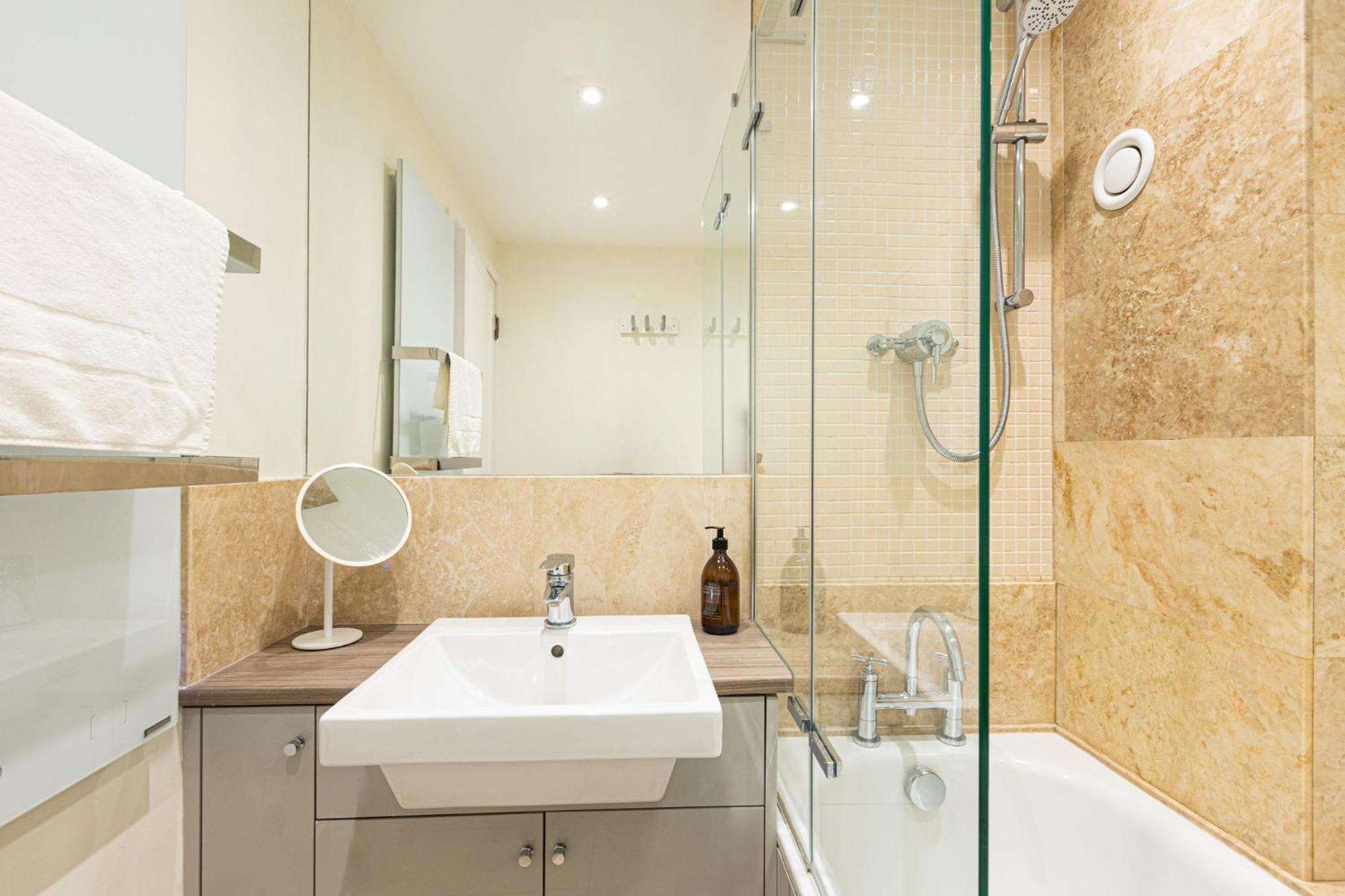 Immense Gorgeous 2br Wbalcony & Office In Chelsea Appartamento Londra